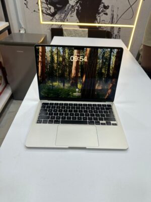 UK Used 2023/2024 Apple MacBook Air 13.6" – M2 Chip (8-Core CPU/8-Core GPU), 8GB RAM, 256GB SSD, Touch ID – Starlight
