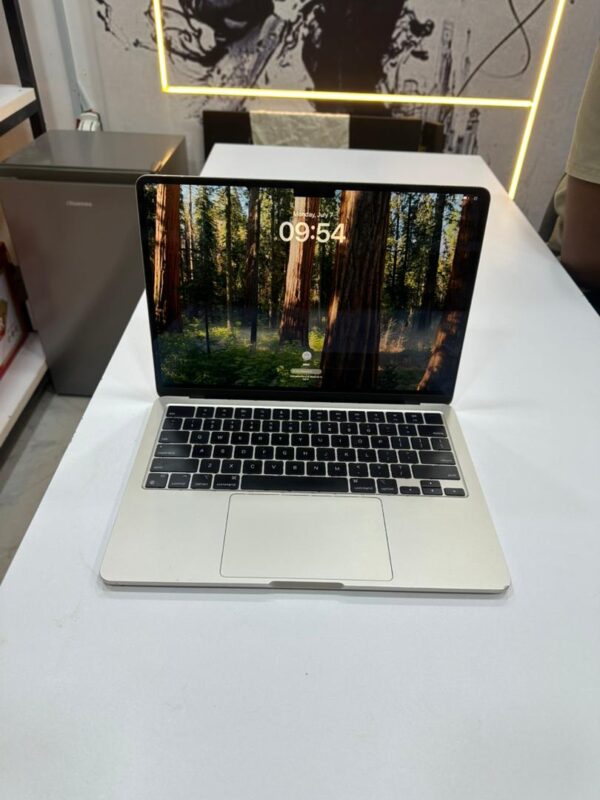 UK Used 2023/2024 Apple MacBook Air 13.6" – M2 Chip (8-Core CPU/8-Core GPU), 8GB RAM, 256GB SSD, Touch ID – Starlight